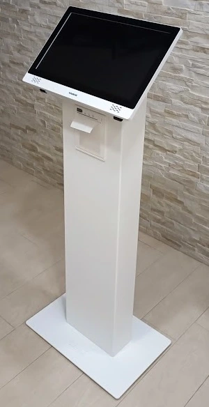 Installazione Totem Eliminacode nero in sala d'attesa medica