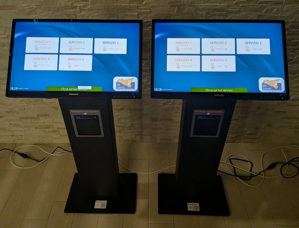 Totem gestione attese VS Totem in clinica privata