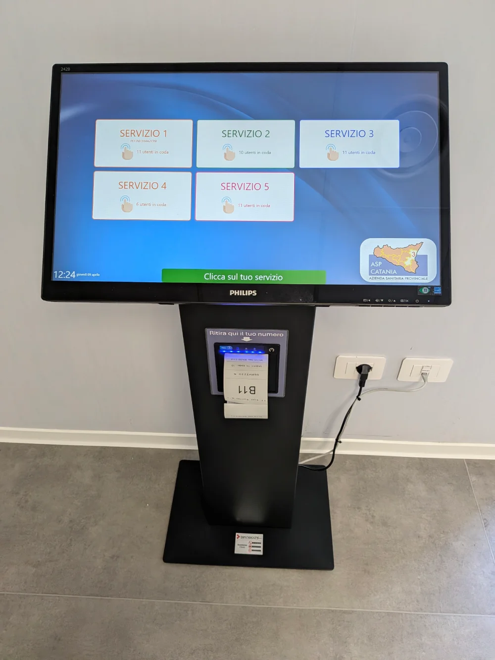Erogatore biglietti elimina code touch screen bianco